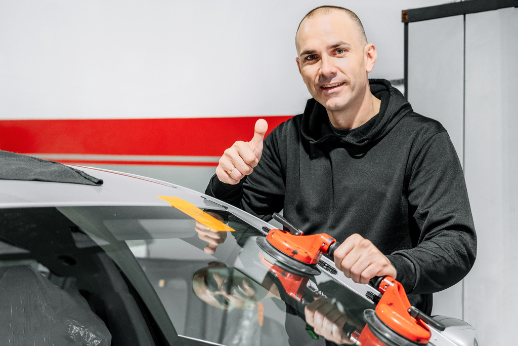 Repair windshield replacement - We fix the issues in your windshield